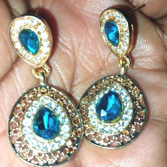 Double Water Drop Shape Jewelry Set - Picture 2 of 10